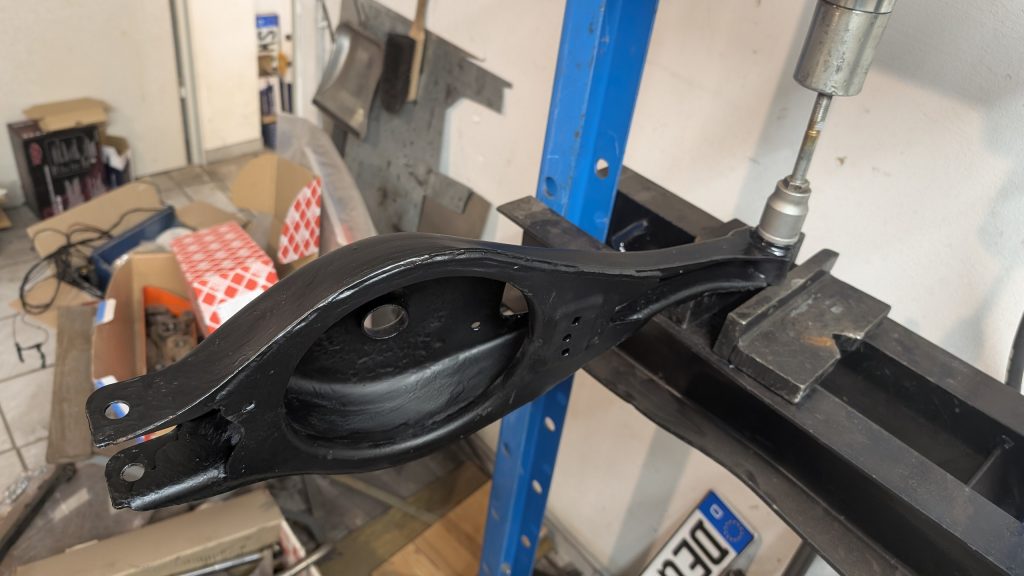 Ein paar gute gebrauchte Federträger wurden entrostet, mit Brunox und Epoxy Primer grundiert, und anschließend mit Brantho Korrux 3 in 1 decklackiert.